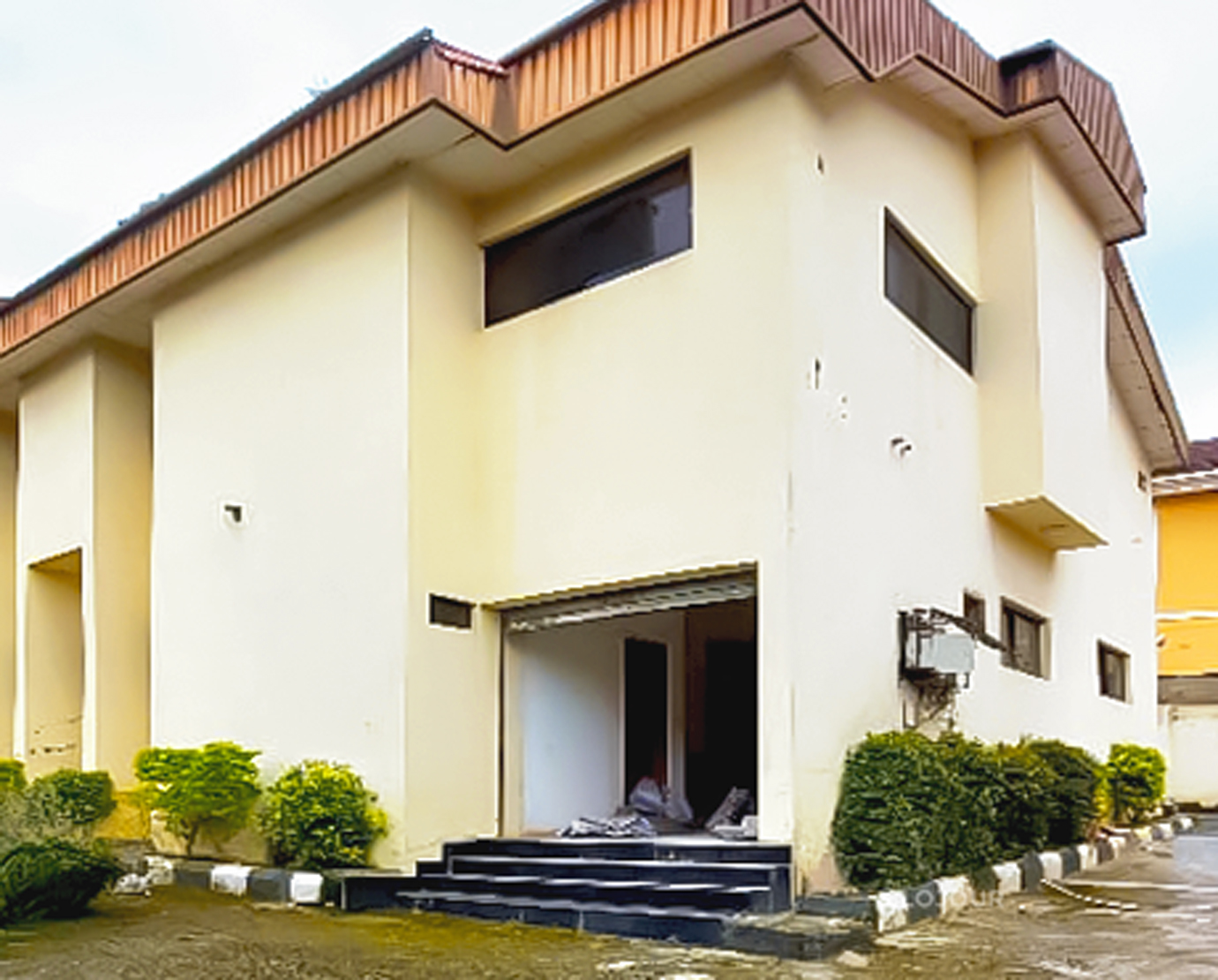  semi-detached duplexes 